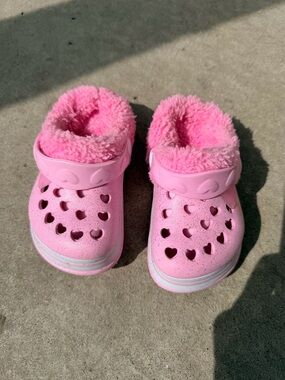 CROCS Kids Pink Fuzzy Heart Clogs
